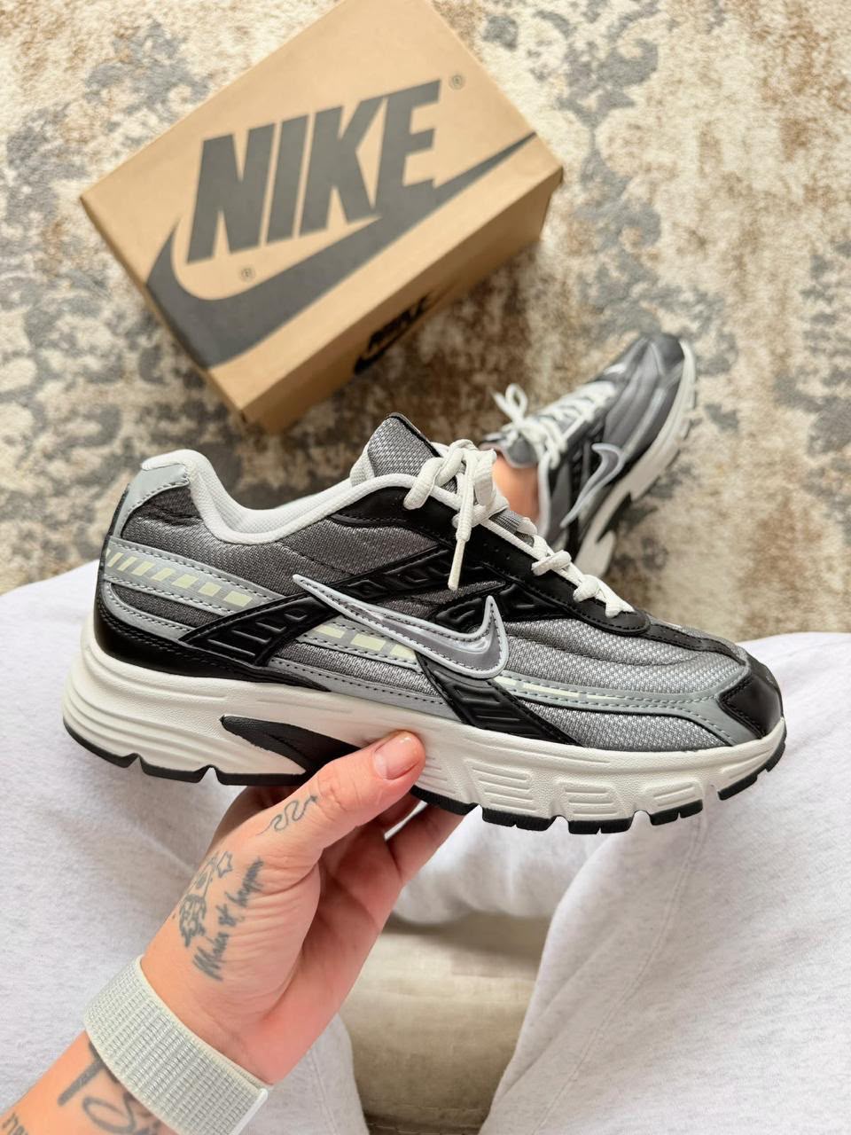 NIKE INITIATOR GRIS
