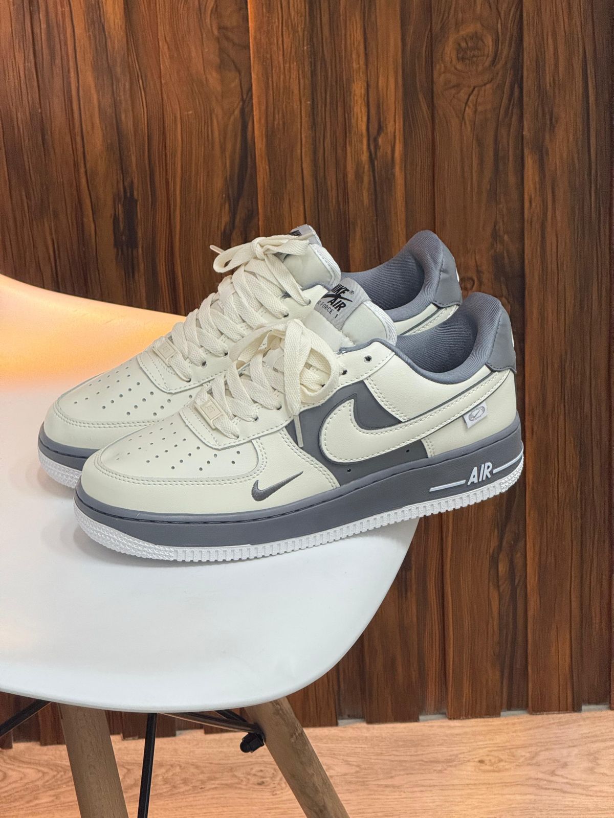 NIKE AIRFORCE GRIS BLANCA