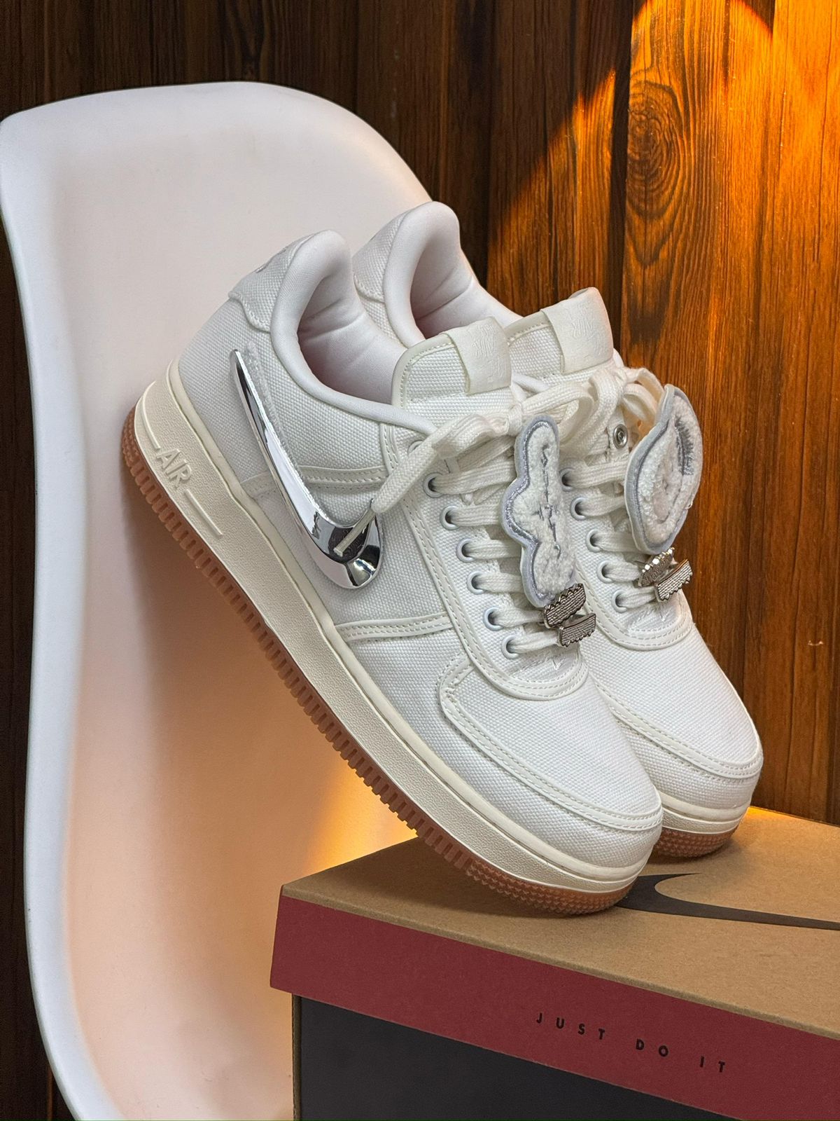 NIKE AIRFORCE PLATEADA