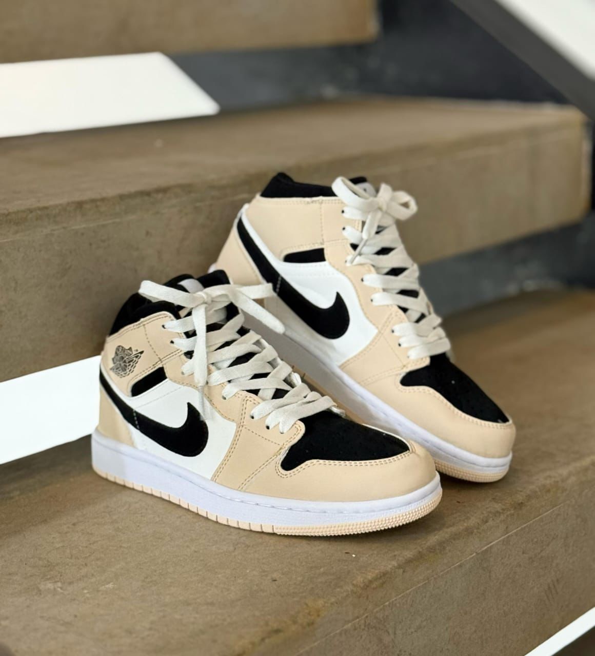 NIKE RETRO BOTA CREMA
