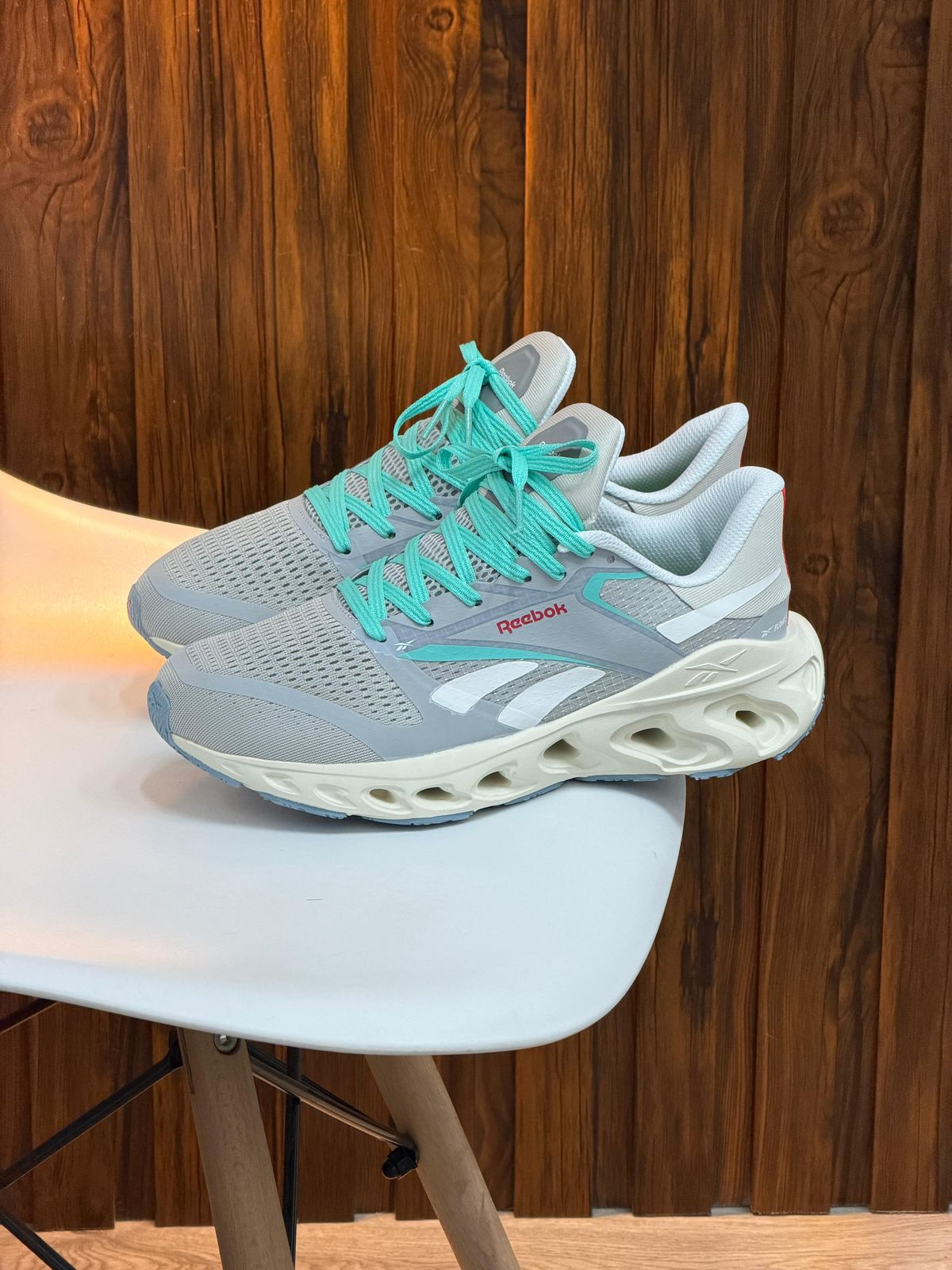 REEBOK GRIS