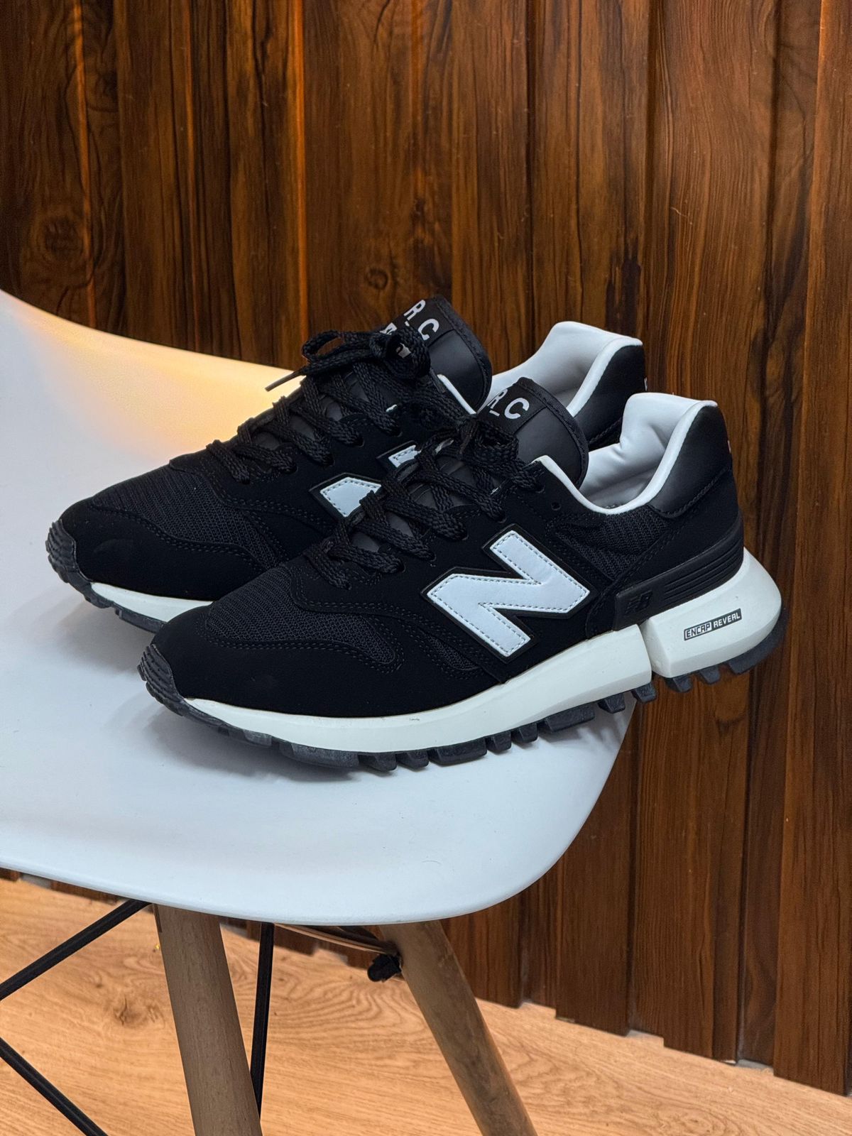NEW BALANCE 1300 NEGRA