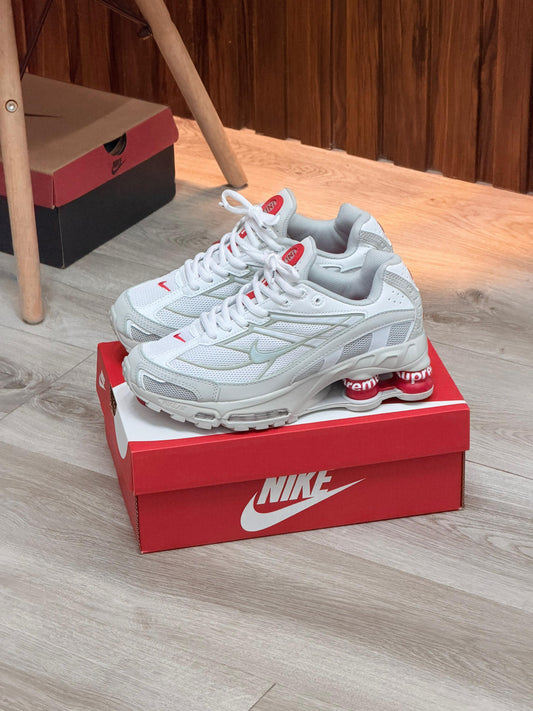 NIKE SHOX SUPREME GRIS