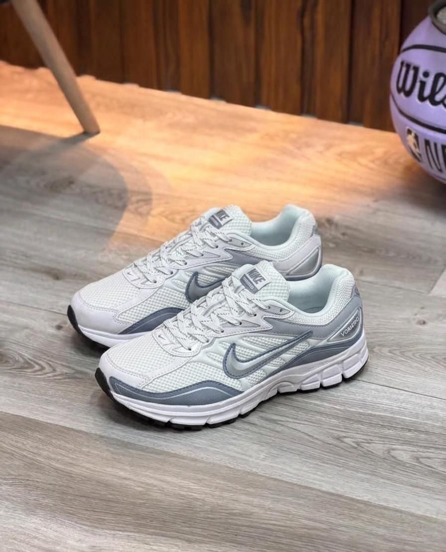 NIKE VOMERO BLANCO GRIS