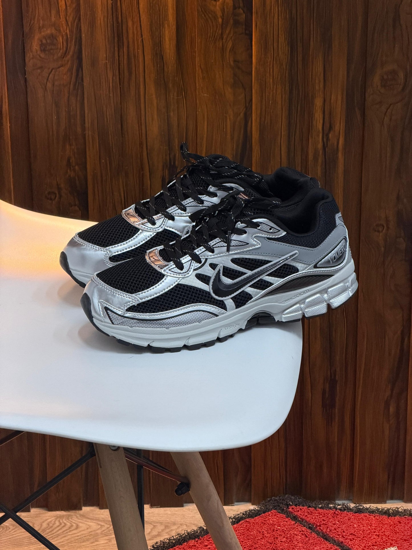 NIKE VOMERO GRIS NEGRO