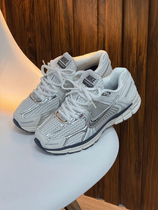 NIKE VOMERO PLATEADA
