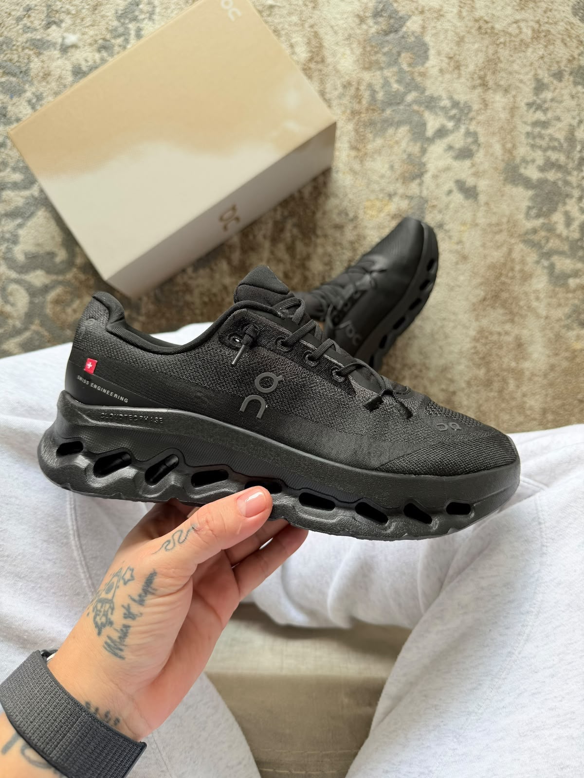 ON CLOUD NEGRO