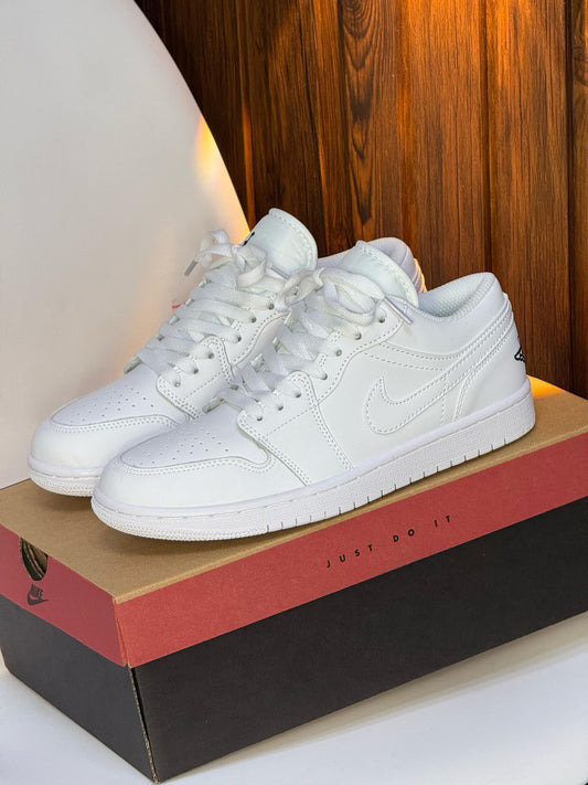 JORDAN RETRO LOW BLANCA