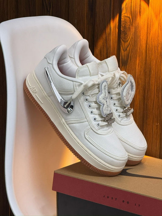 NIKE AIRFORCE PLATEADA