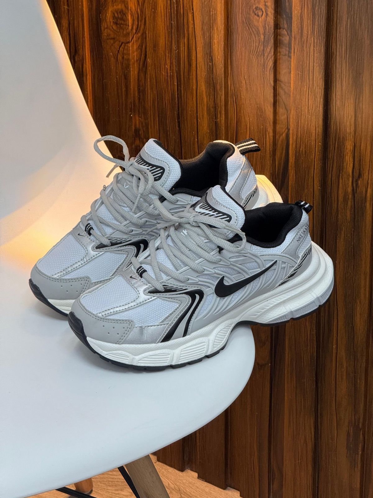 NIKE SKATE GRIS NEGRA