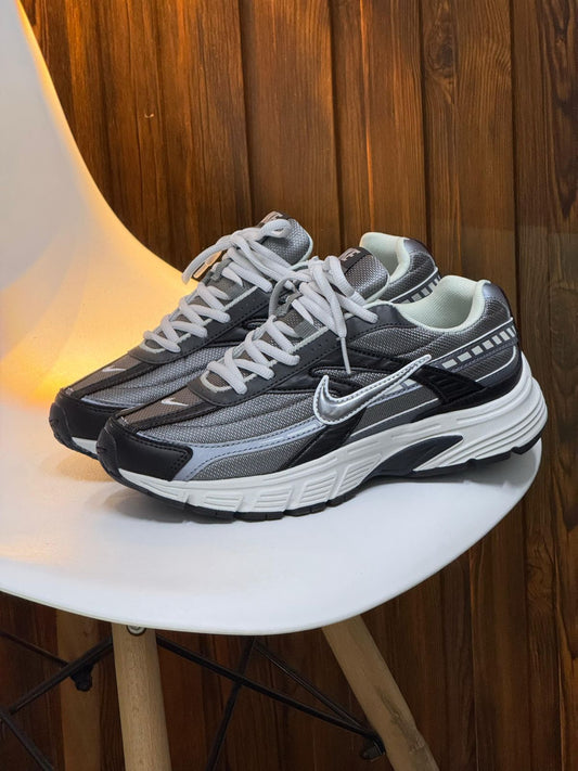 NIKE INITIATOR NEGRA