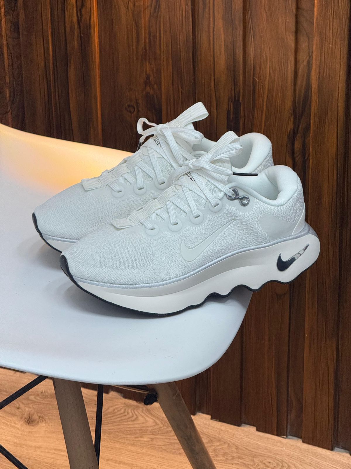 NIKE MOTIVA BLANCA