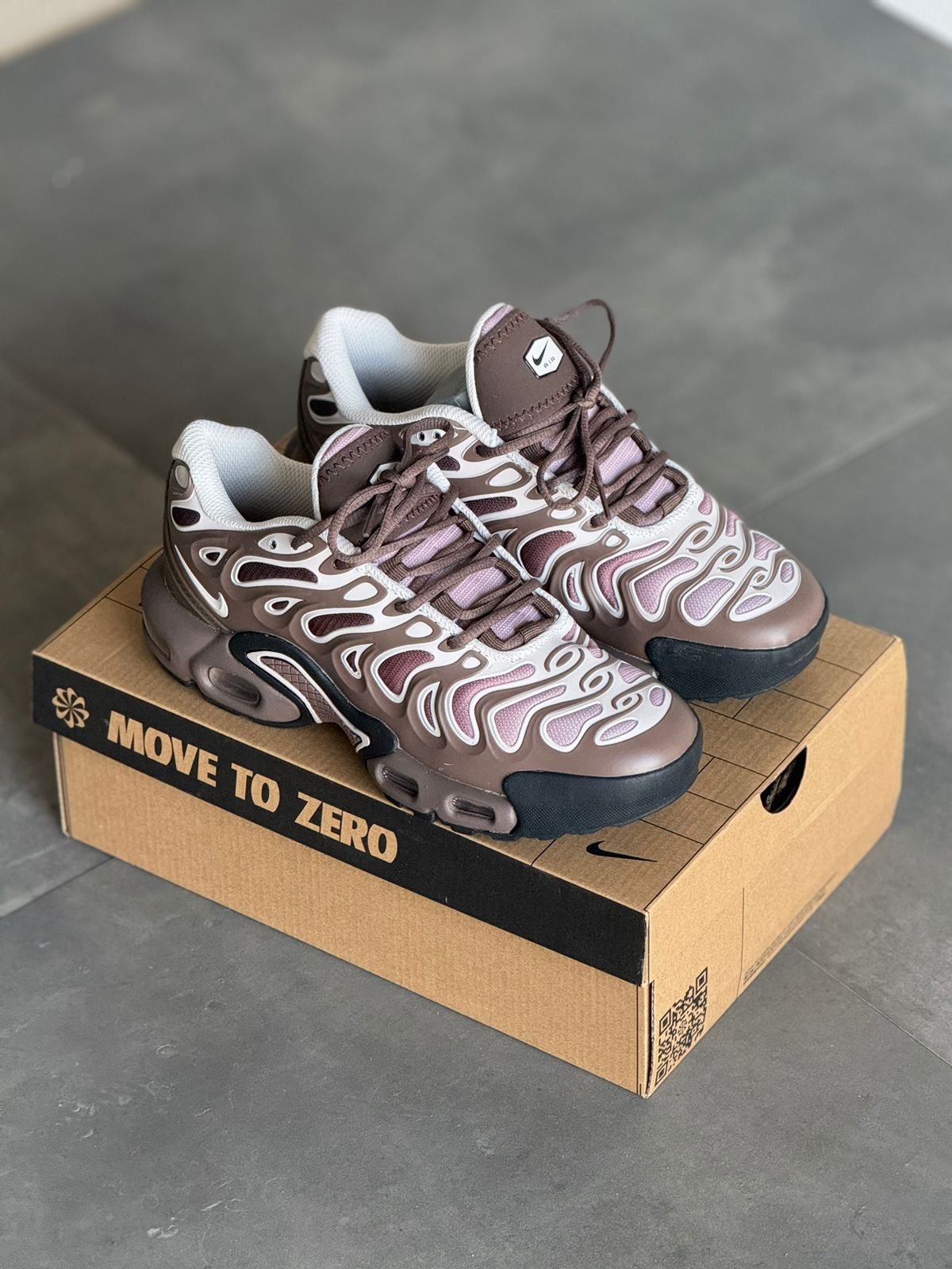 NIKE TN GRIS CAFE