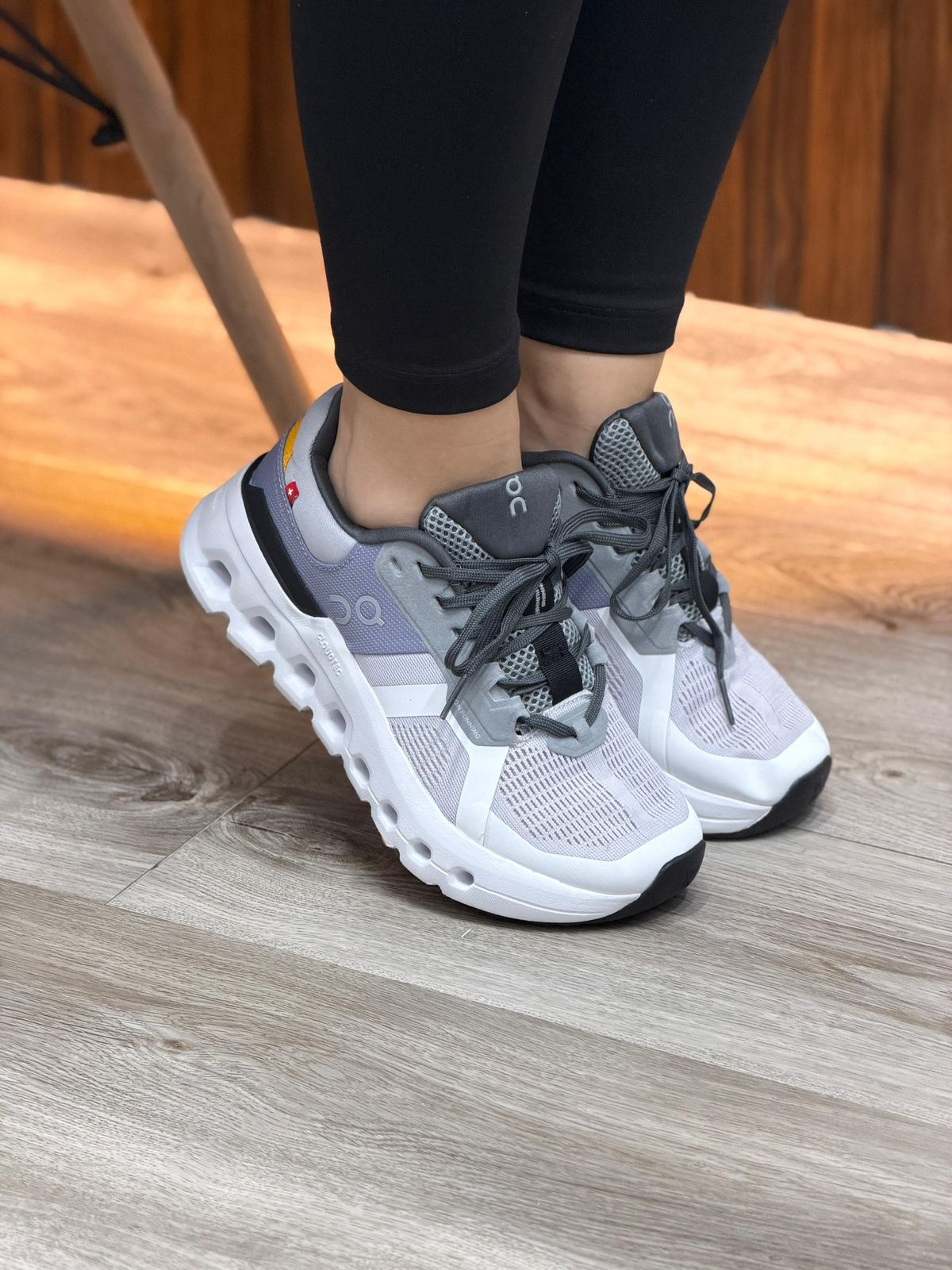 ON CLOUD GRIS FAVORITOS