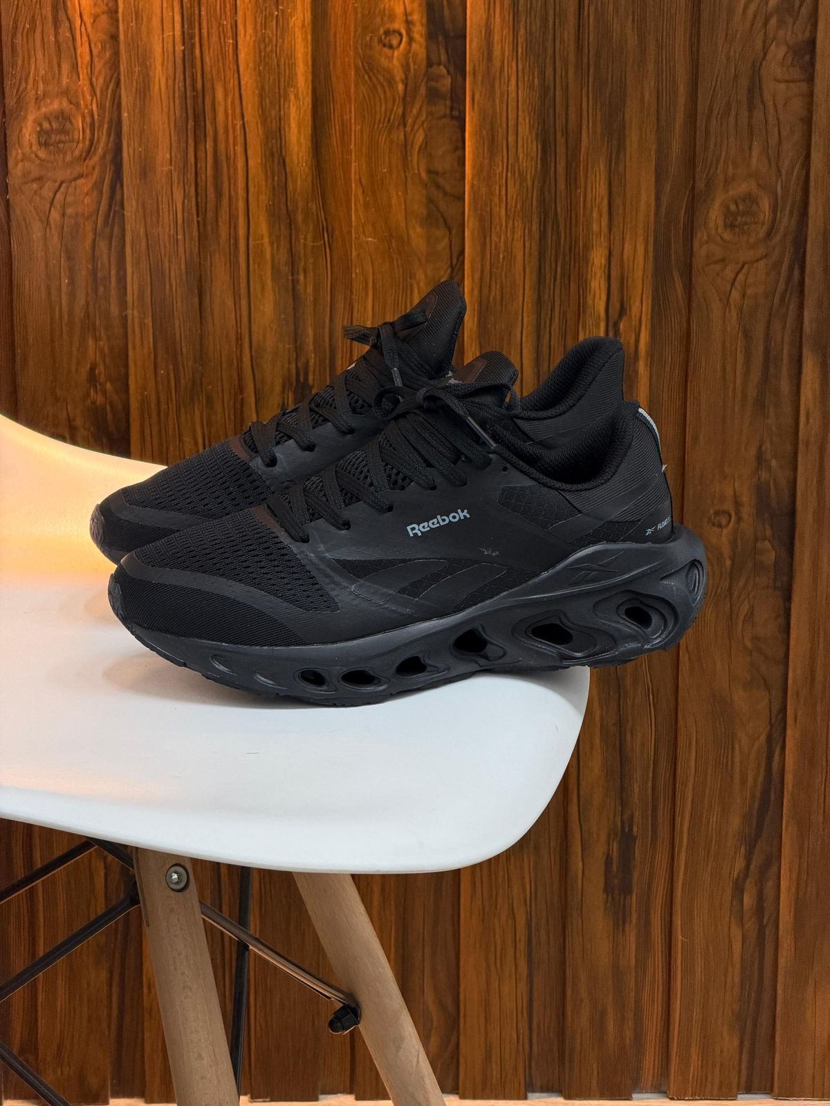 REEBOK NEGRA