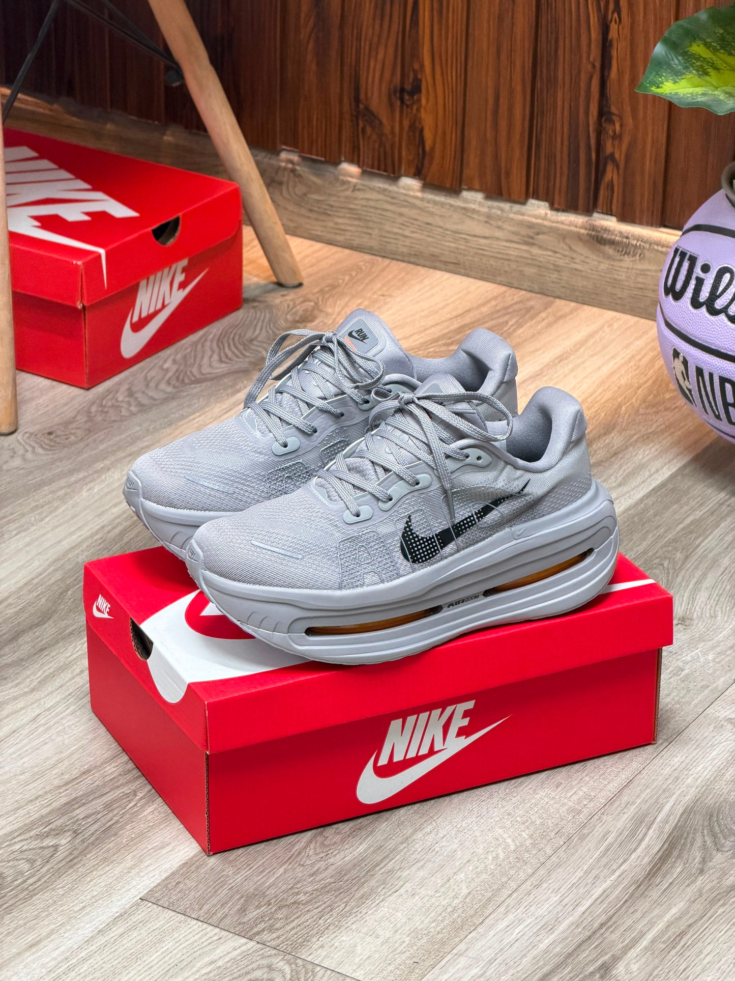 NIKE VOMERO PREMIUM GRIS